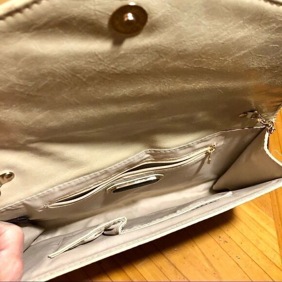 URBANâEXPRESSIONSâCUT OUTâTAN/GOLDâCROSSBODYâCLUTCH - Picture 13 of 16